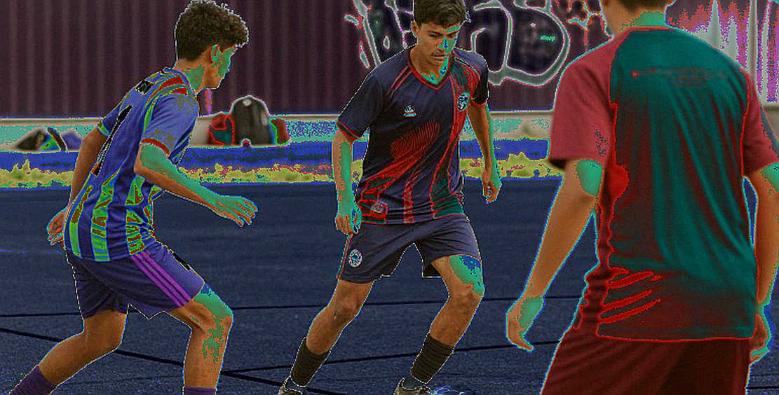 शीर्षक: एन/ए — फुटबॉल की वह फ़ाइल जिसमें सबूत की जगह खाली खाने थे